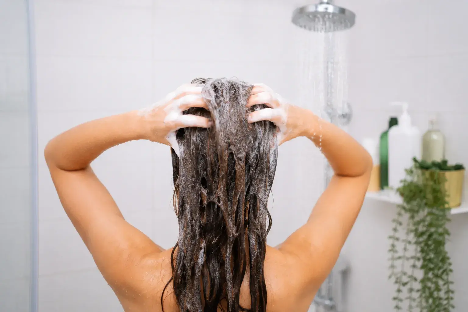 ¿Cada cuánto debo lavarme el cabello? La respuesta depende de tu tipo de cabello