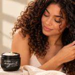 ¿Buscas una crema para cabello crespo o rizado? Descubre cómo definir tus rizos, controlar el frizz y usar correctamente tu crema para peinar Sense.